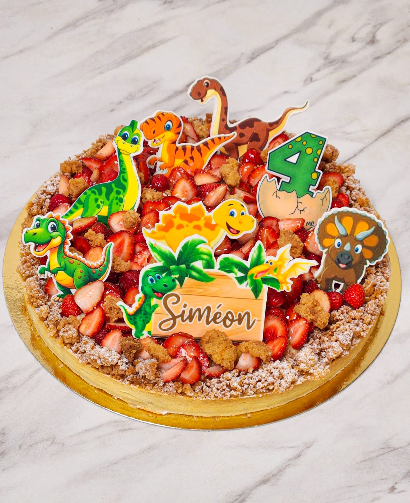 Tarte fraise crumble décor dinosaures pour un anniversaire
