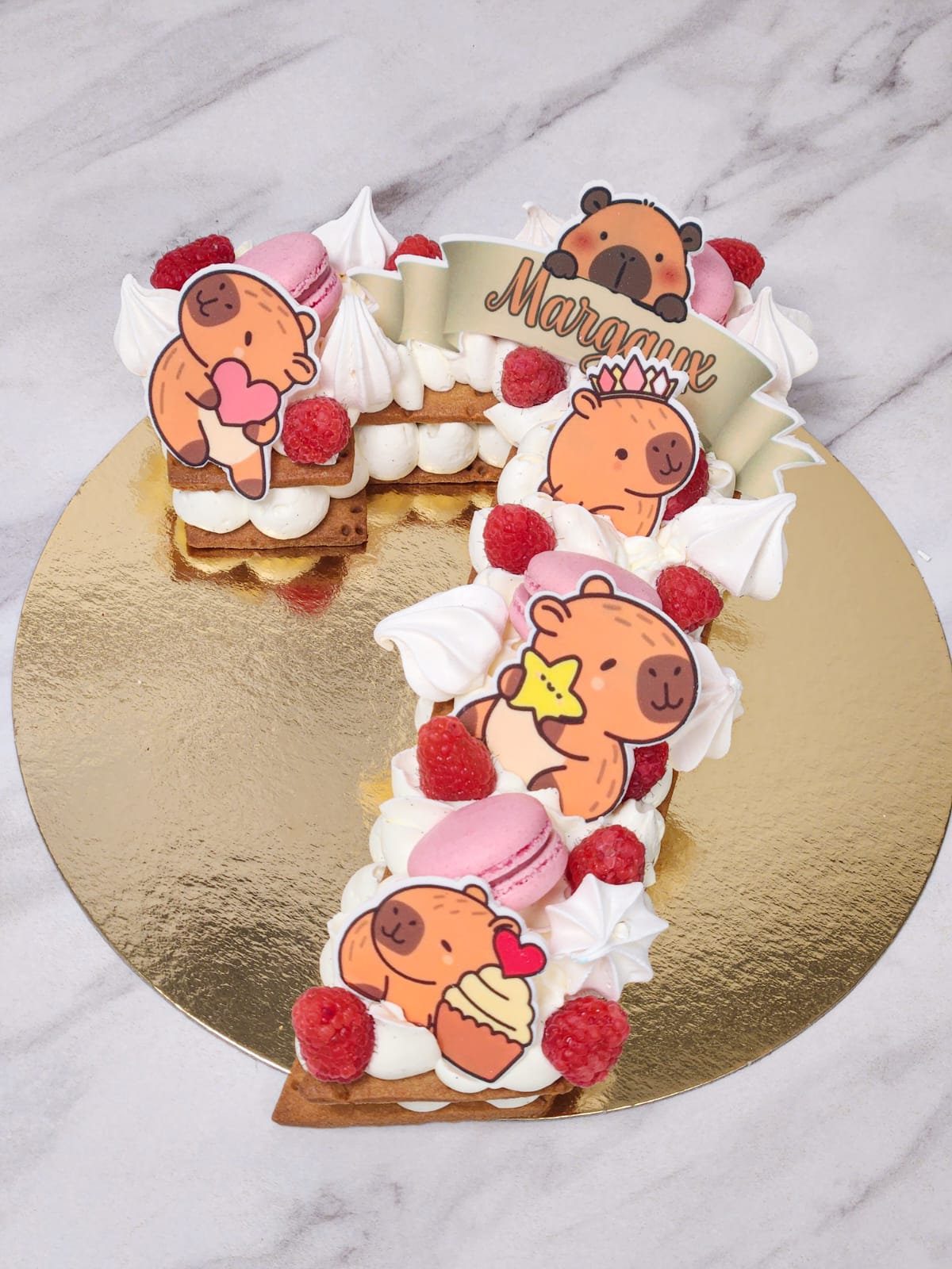 Number cake 2 ans aux framboises, décor capybaras