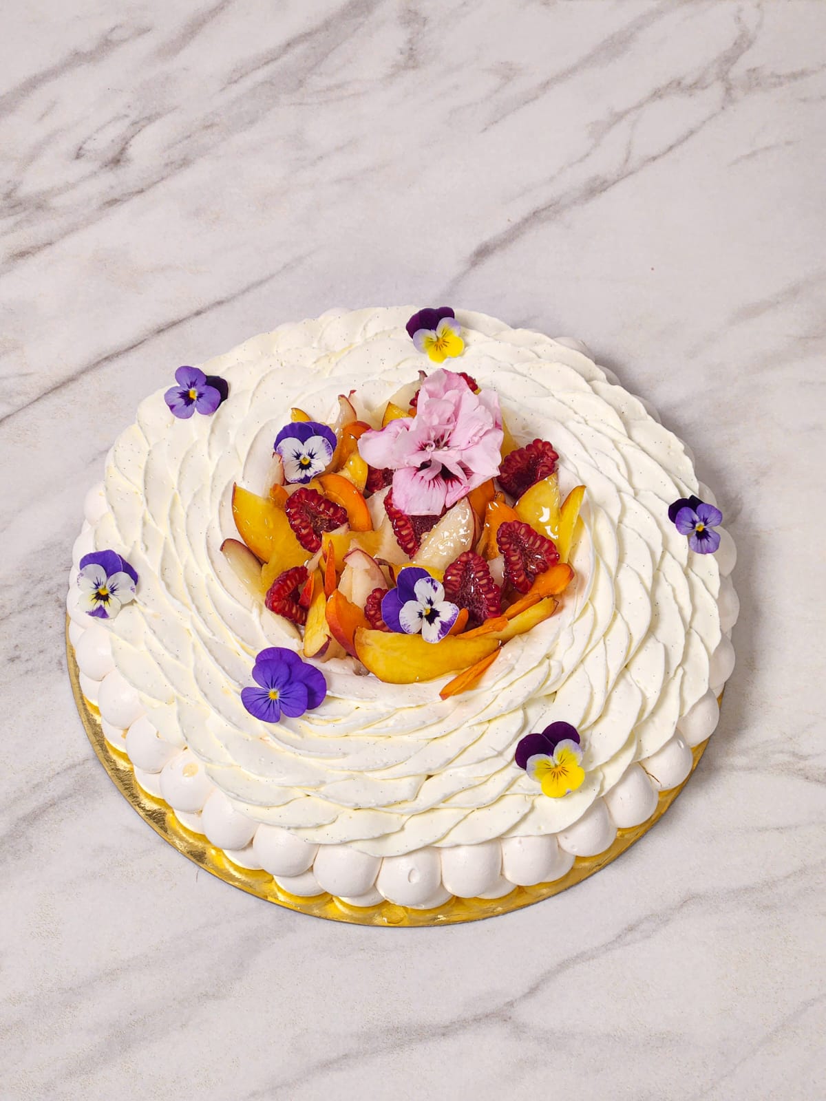 Pavlova aux fruits et fleurs